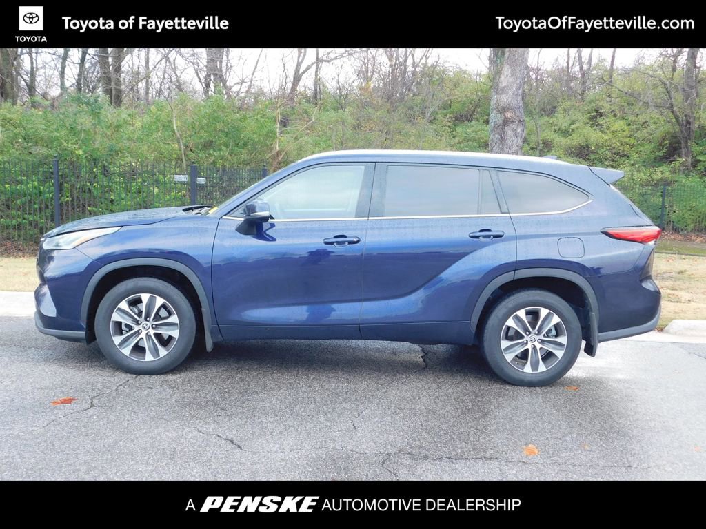 2021 Toyota Highlander XLE photo 2