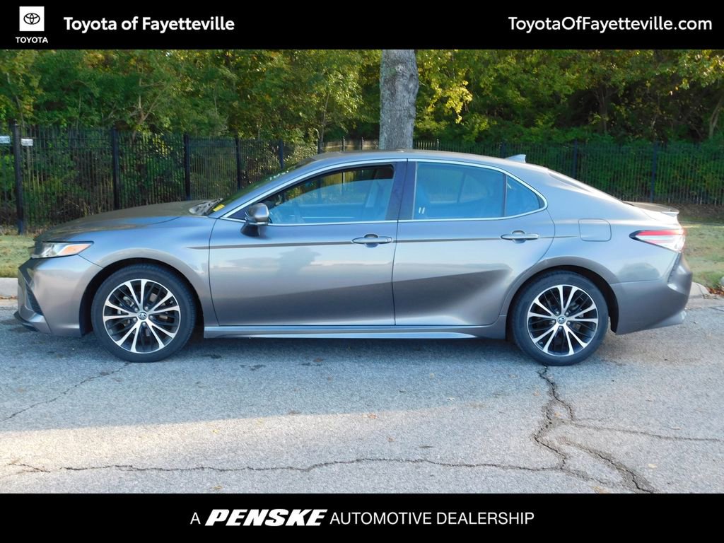 2019 Toyota Camry SE photo 2