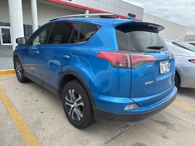 2017 Toyota RAV4 LE photo 3