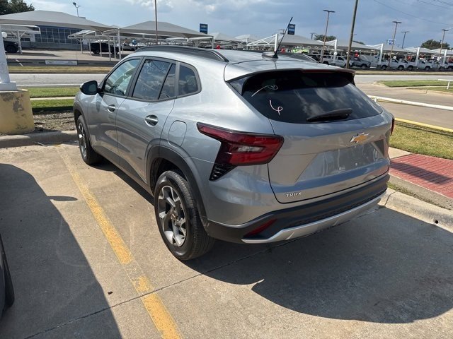 2024 Chevrolet Trax LT photo 2