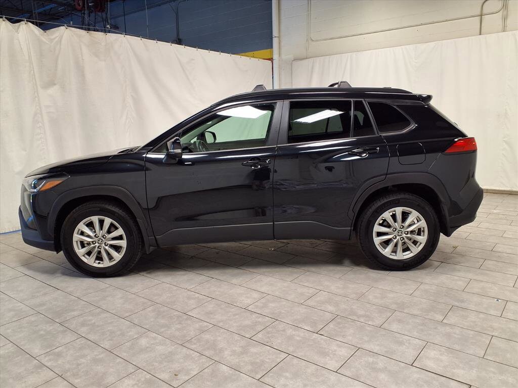 2025 Toyota Corolla Cross LE photo 3