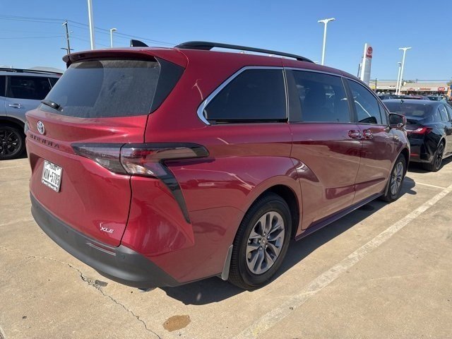 2025 Toyota Sienna XLE photo 4
