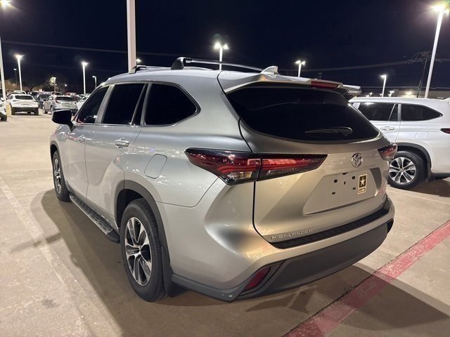 2024 Toyota Highlander LE photo 3