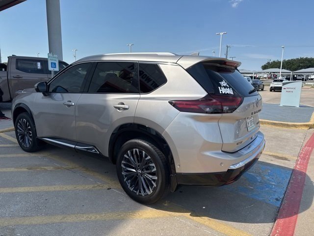 2024 Nissan Rogue Platinum photo 2