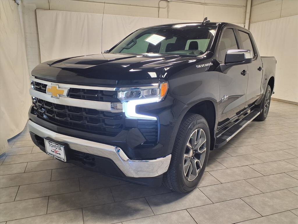 2023 Chevrolet Silverado 1500 LT photo 2