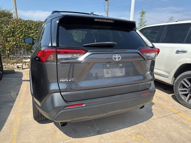 2020 Toyota RAV4 XLE Premium photo 3