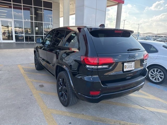 2018 Jeep Grand Cherokee Laredo Altitude photo 3