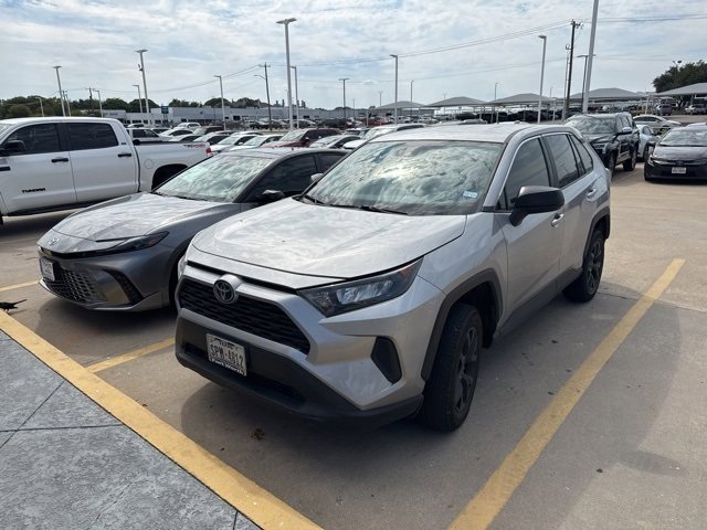 2022 Toyota RAV4 LE photo 2