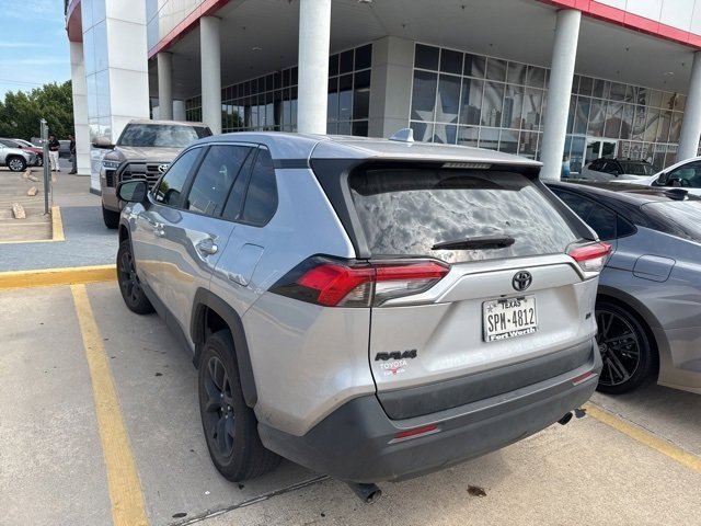 2022 Toyota RAV4 LE photo 3