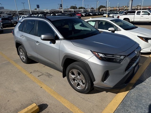 2023 Toyota RAV4 XLE photo 2