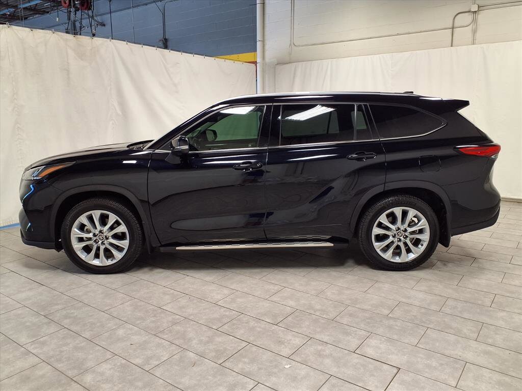 2022 Toyota Highlander Hybrid Limited photo 2