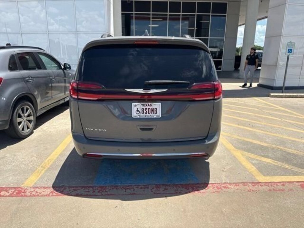Used 2022 Chrysler Pacifica Touring L Van Passenger Van