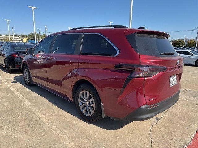 2025 Toyota Sienna XLE photo 3