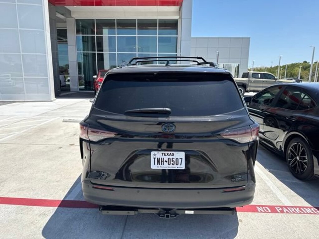 Used 2024 Toyota Sienna LE 8 Passenger Van Passenger Van