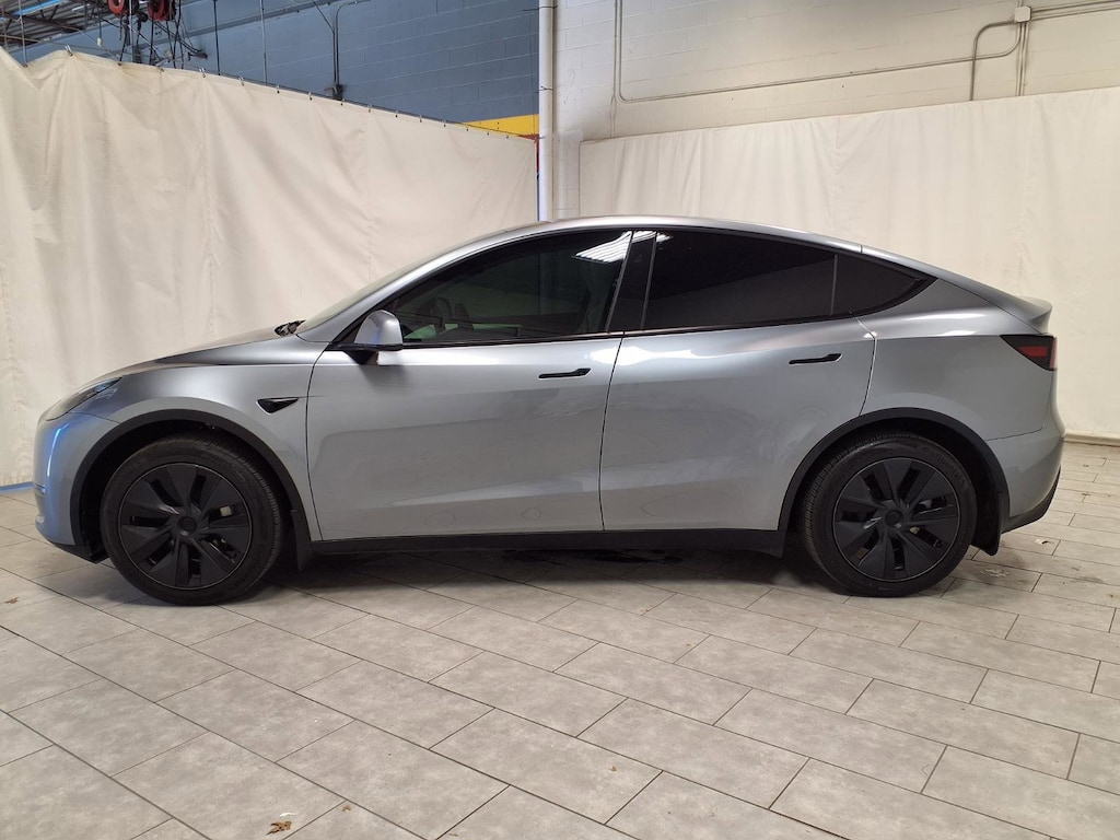 2025 Tesla Model Y Long Range photo 3