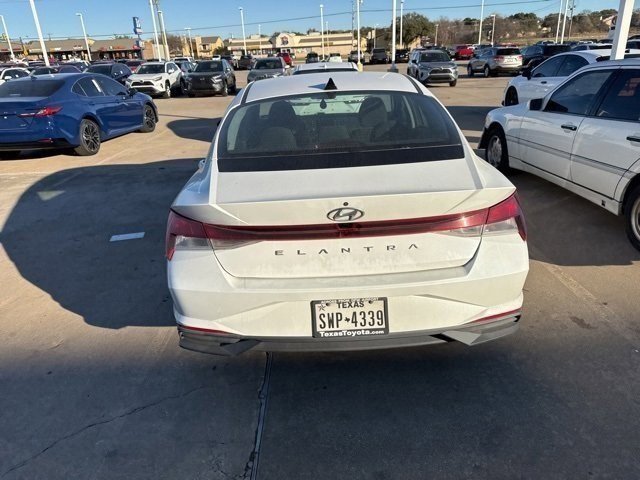 2021 Hyundai Elantra SEL photo 4