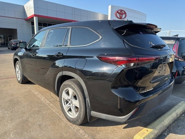 2024 Toyota Highlander LE photo 3