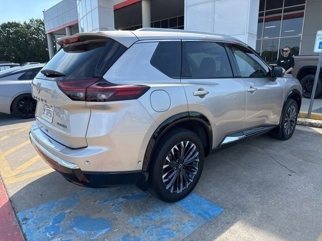 2024 Nissan Rogue Platinum photo 3