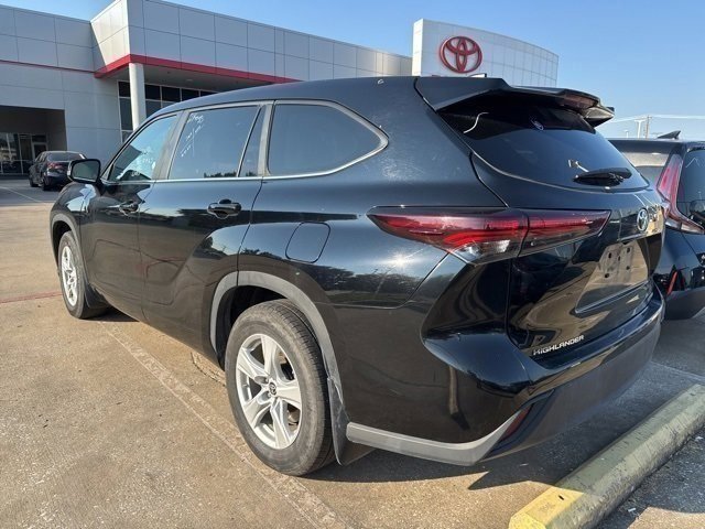 2024 Toyota Highlander LE photo 2
