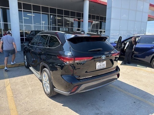 2022 Toyota Highlander Hybrid Limited photo 2