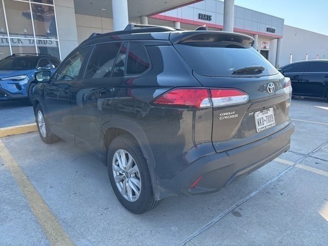 2025 Toyota Corolla Cross LE photo 3