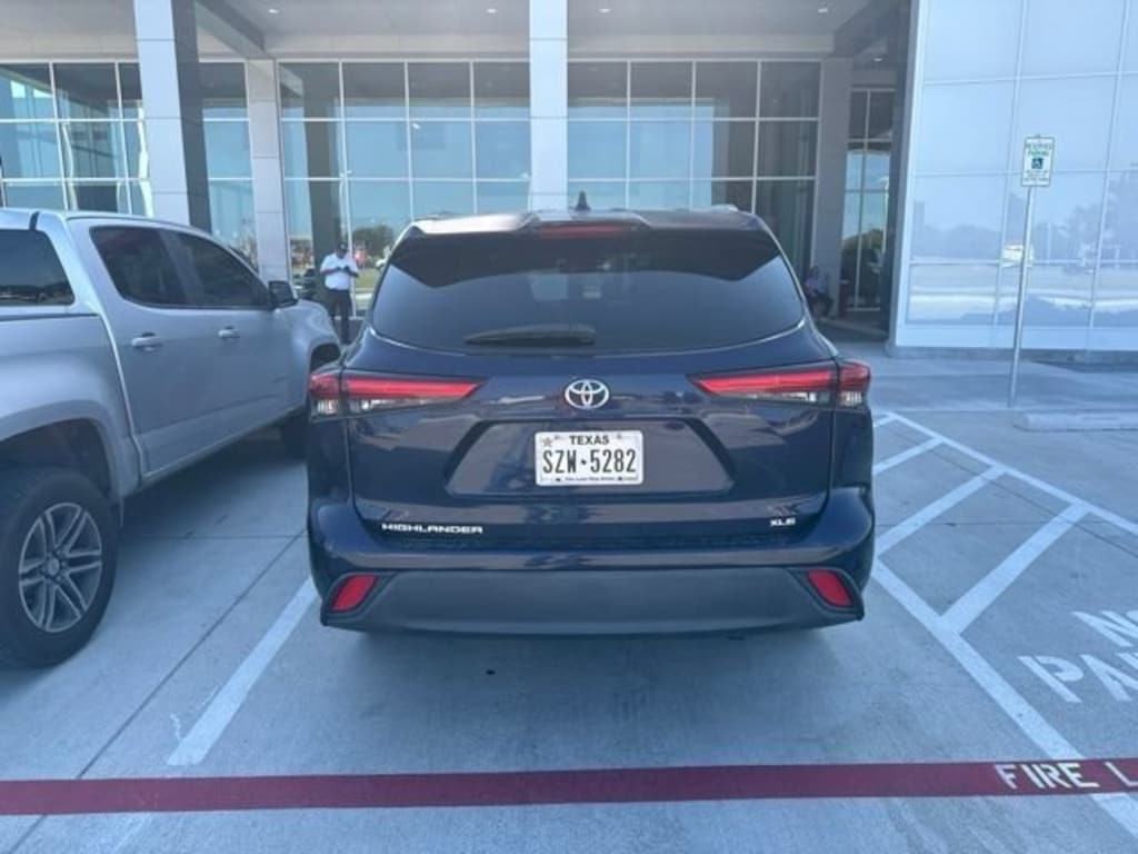 Used 2021 Toyota Highlander XLE SUV