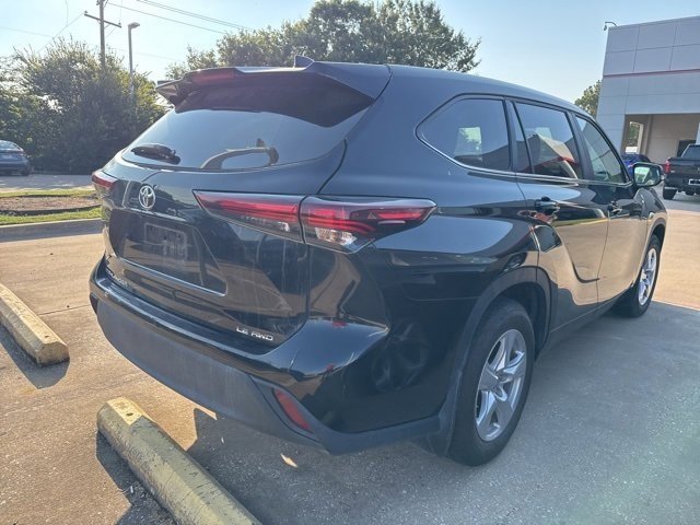 2024 Toyota Highlander LE photo 4