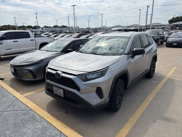 2022 Toyota RAV4 LE photo 2