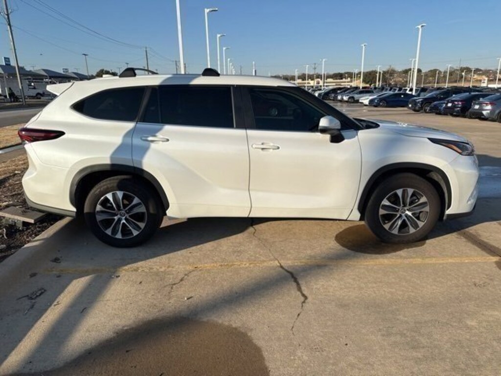 Used 2024 Toyota Highlander Hybrid XLE SUV