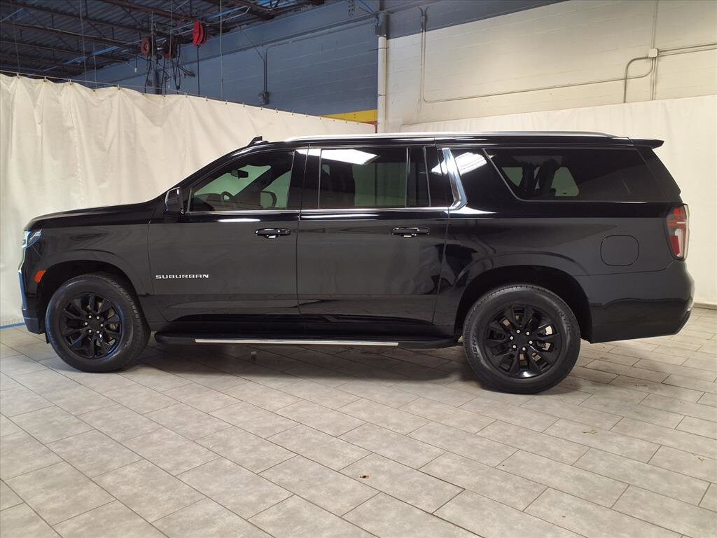 2023 Chevrolet Suburban LS photo 2