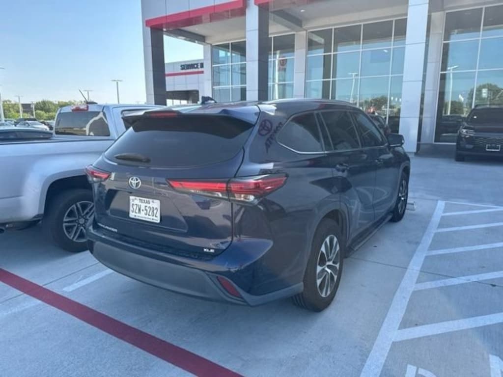 Used 2021 Toyota Highlander XLE SUV