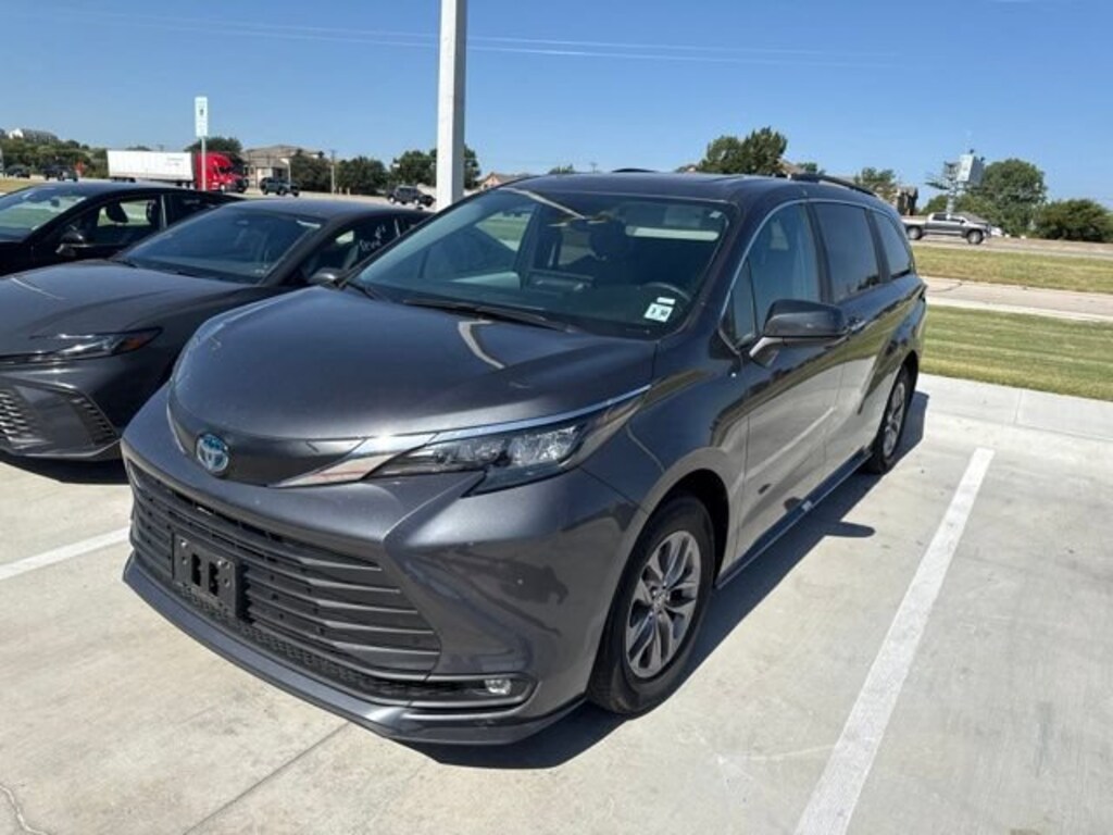 Used 2025 Toyota Sienna XLE 8 Passenger Van Passenger Van