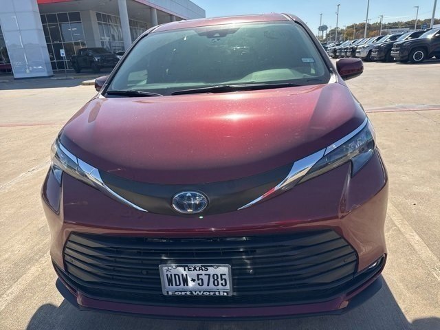 2025 Toyota Sienna XLE photo 2