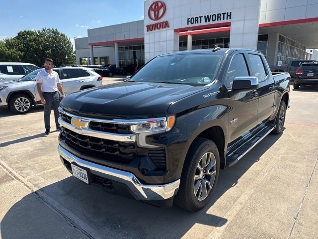 2023 Chevrolet Silverado 1500 LT photo 2