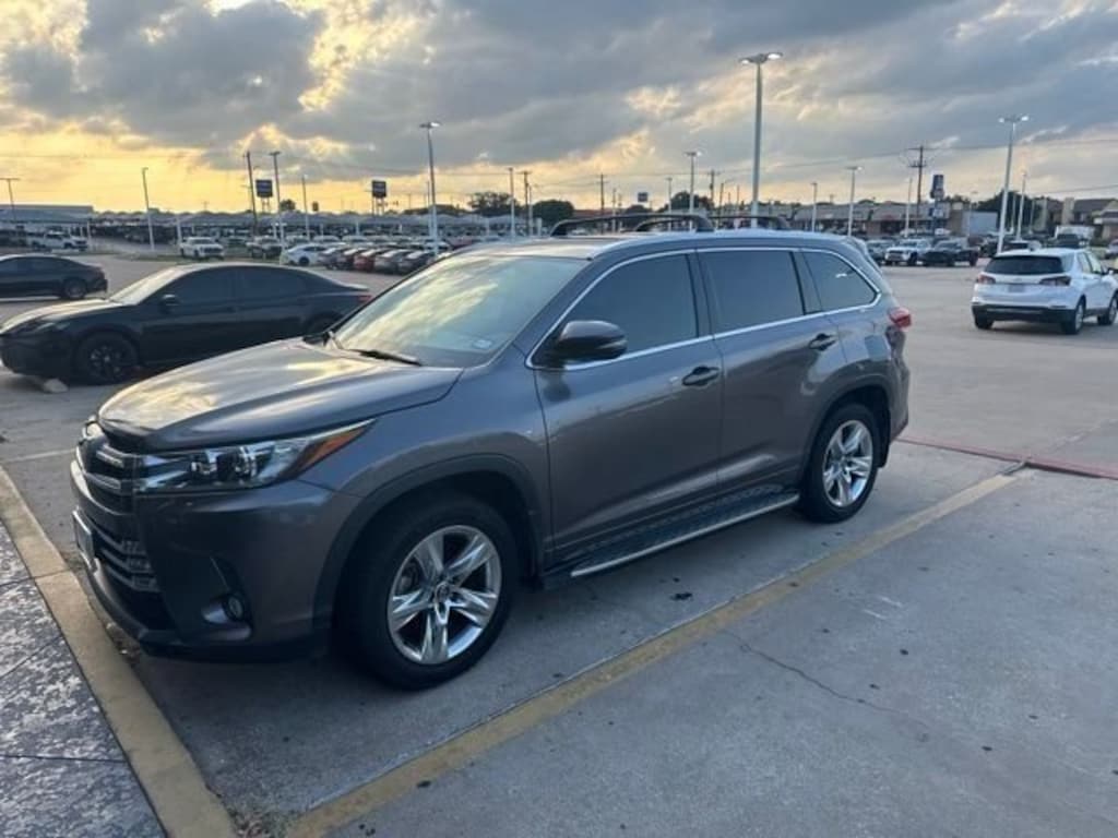 Used 2018 Toyota Highlander Limited V6 SUV