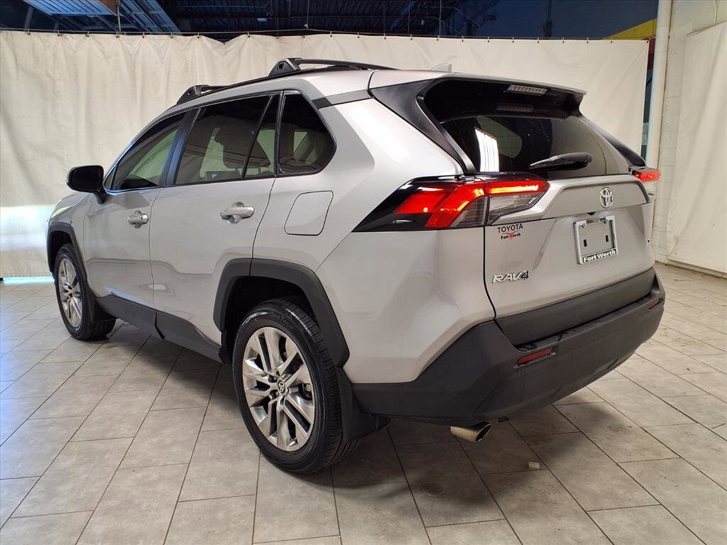 2023 Toyota RAV4 XLE Premium photo 3