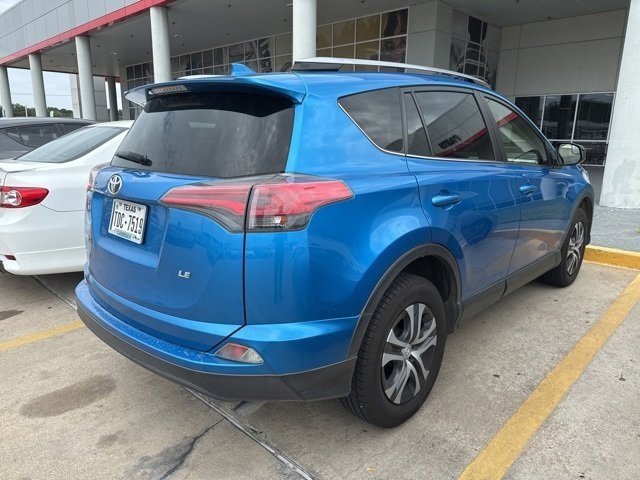 2017 Toyota RAV4 LE photo 4