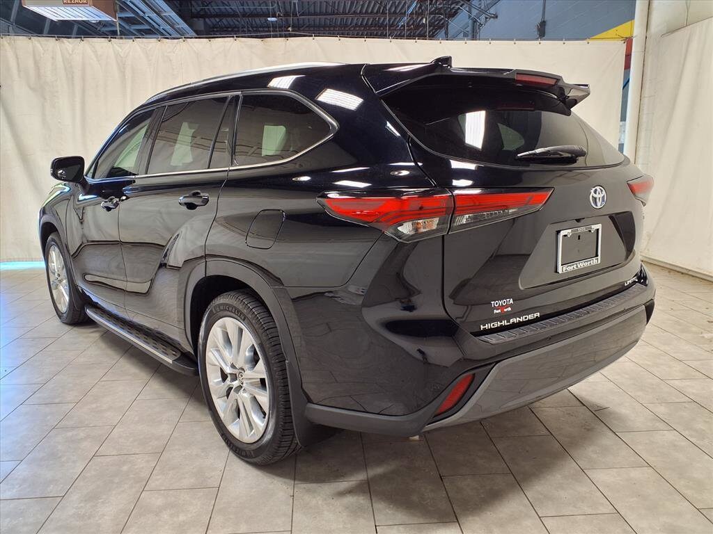 2022 Toyota Highlander Hybrid Limited photo 3