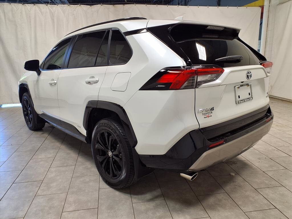 2024 Toyota RAV4 Hybrid SE photo 3