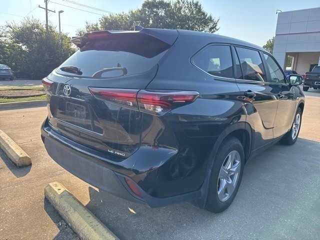2024 Toyota Highlander LE photo 3