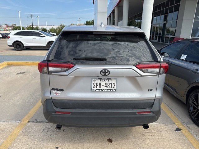 2022 Toyota RAV4 LE photo 4