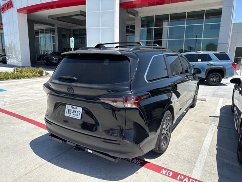 Used 2024 Toyota Sienna LE 8 Passenger Van Passenger Van
