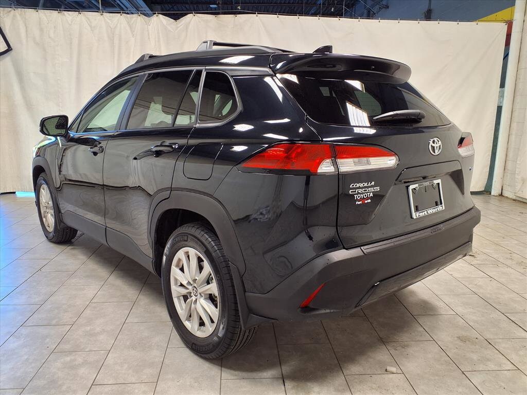 2025 Toyota Corolla Cross LE photo 4