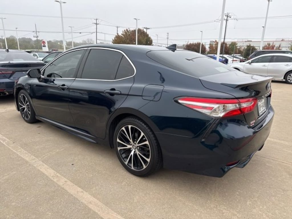 Used 2019 Toyota Camry SE Sedan