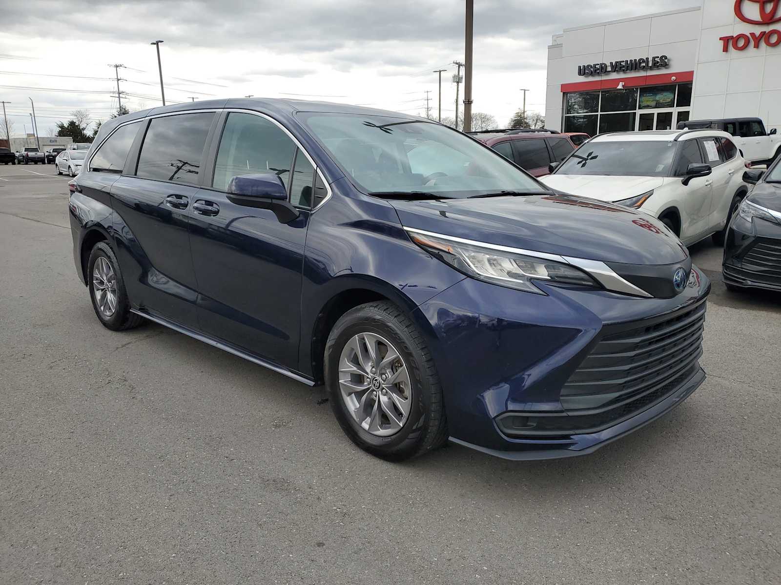 Thumbnail: 2022 Toyota Sienna - 4