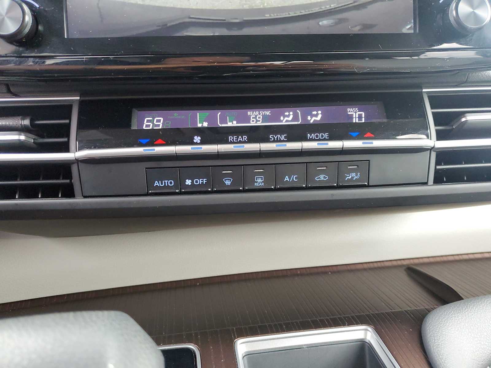 Thumbnail: 2022 Toyota Sienna - 28