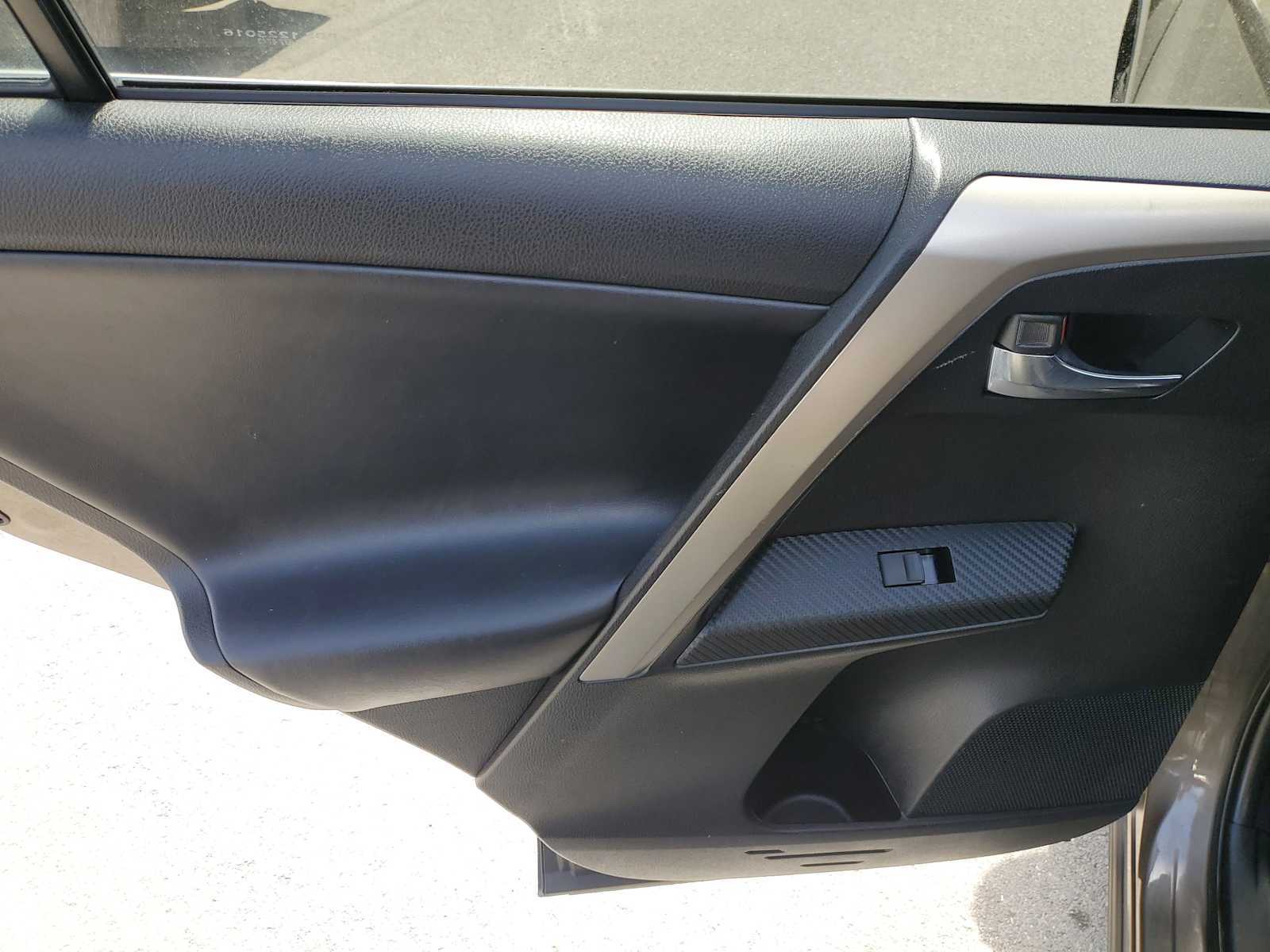 Thumbnail: 2015 Toyota RAV4 - 11