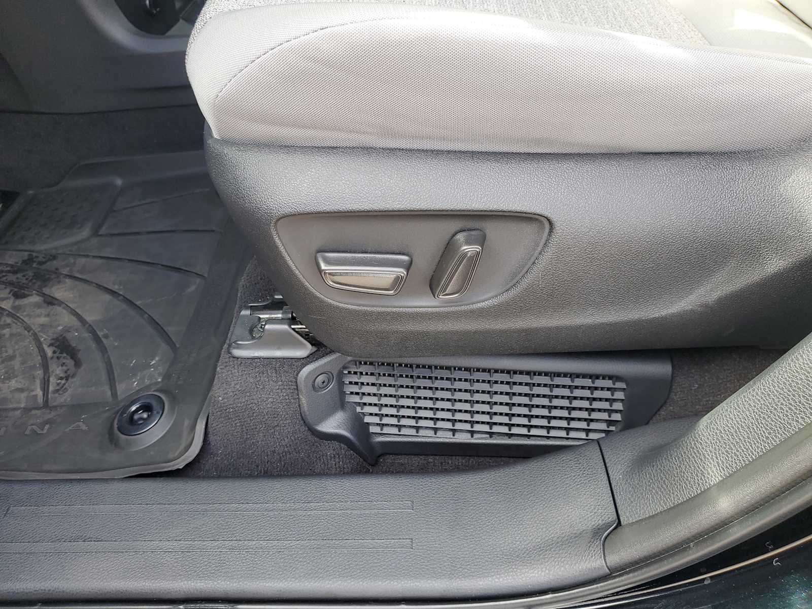 Thumbnail: 2025 Toyota Sienna - 18