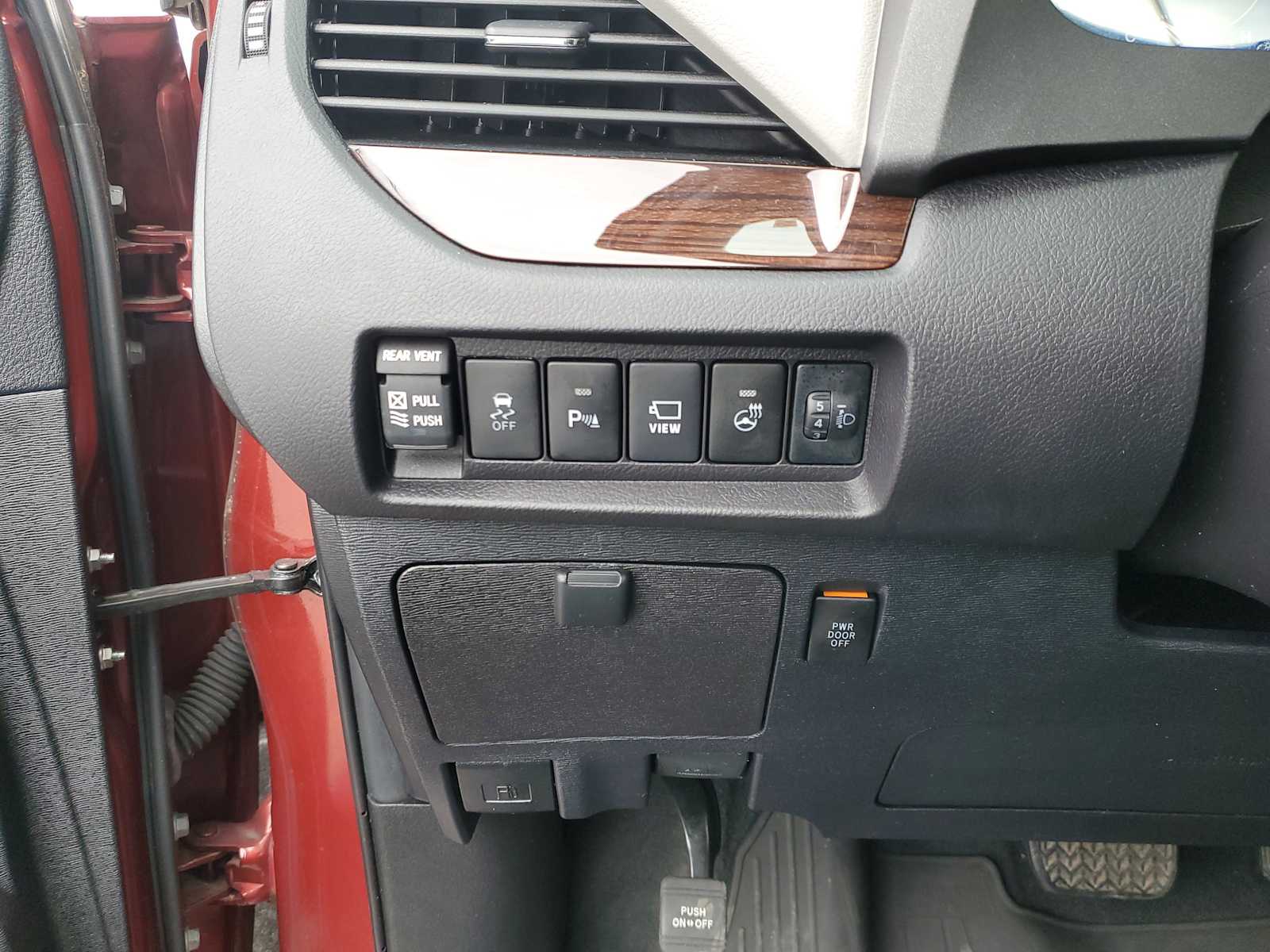 Thumbnail: 2020 Toyota Sienna - 18