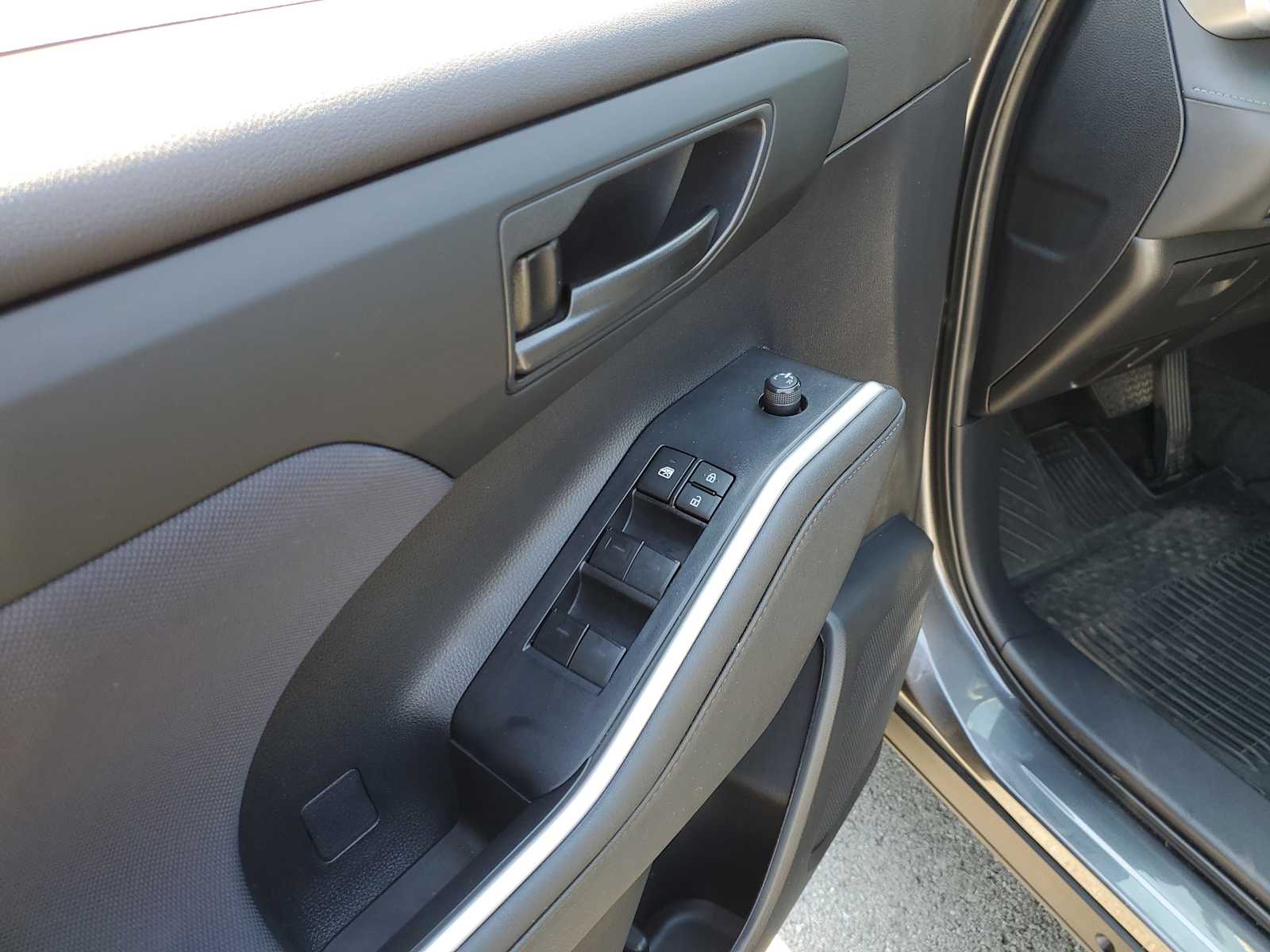 Thumbnail: 2023 Toyota Highlander - 16